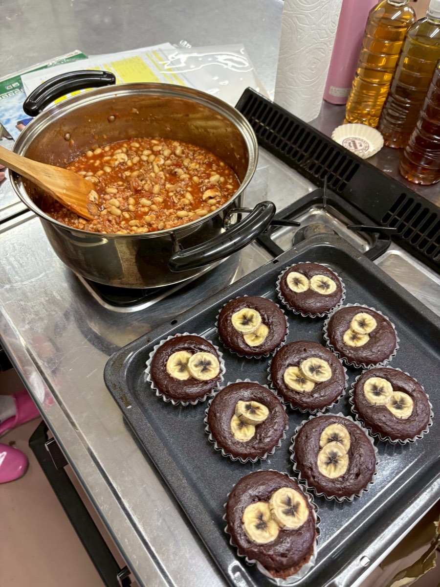 教室でつくった煮込み料理とバナナのチョコマフィン