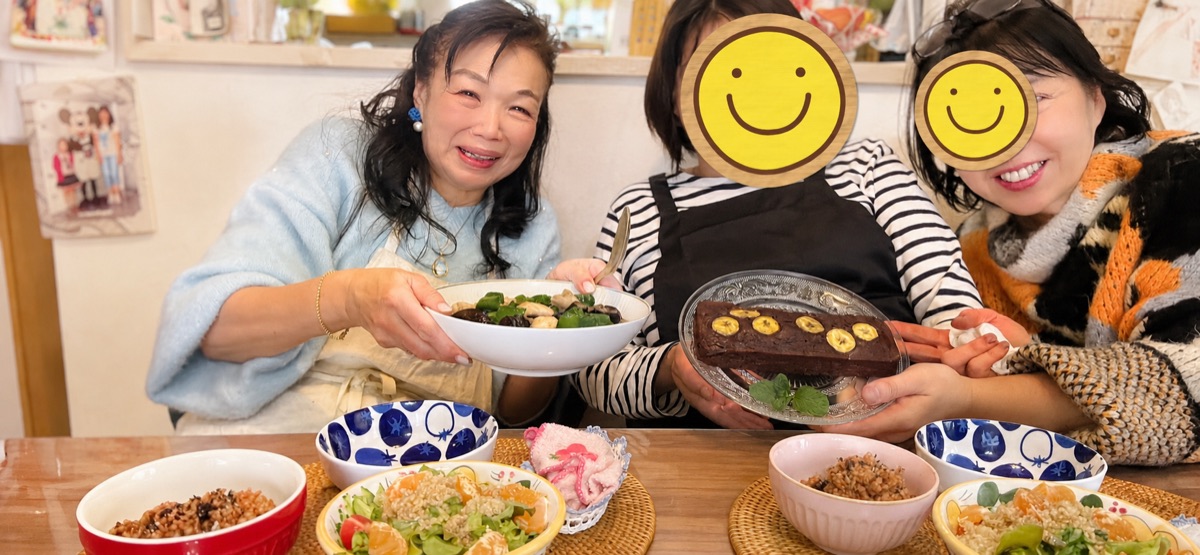 できあがった料理を囲む教室の様子